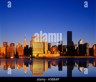 MIDTOWN SKYLINE EAST RIVER MANHATTAN NEW YORK CITY USA Stock Photo - Alamy