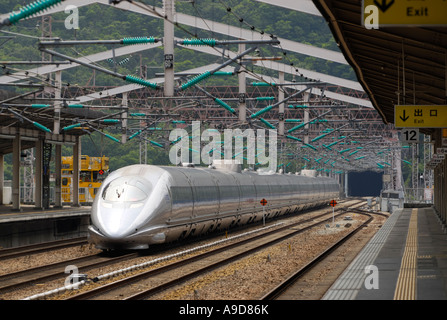 Shinkansen Series 500 passing at high speed through Aioi station Stock Photo