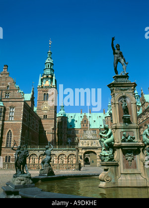 Fountain and main entrance to Frederiksborg Slot (Castle), near Hillerød, Fredriksborg, Sjælland (Zealand), Denmark. Stock Photo