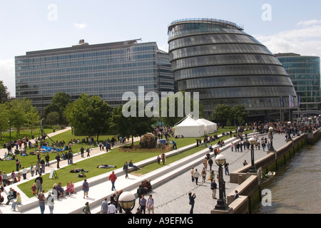 Potters Fields Park, the public area that sits between Tower Bridge and City Hall on the Southbank of the River Thames, London G Stock Photo