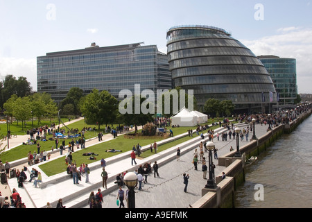 Potters Fields Park, the public area that sits between Tower Bridge and City Hall on the Southbank of the River Thames, London G Stock Photo