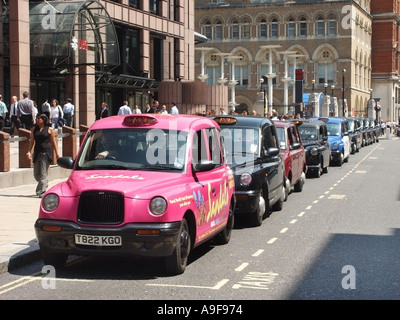 Liverpool Street taxis queuing for customers outside UBS Warburgh offices close to main line railway station Stock Photo