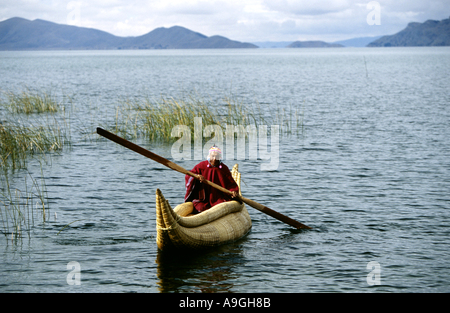 Ayamara Indio with traditionell papyrus boat, Bolivia, Altiplano. Stock Photo