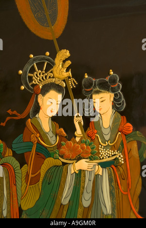 Palace ladies design on porcelain vase in workshop in Pingyao, Shanxi, China Stock Photo