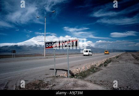 Vehicles on the road to Iran passing Turkey's highest peak Mt Ararat (5137m or 16854ft). Stock Photo