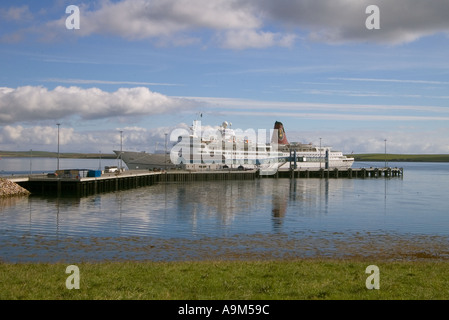 dh Hatston terminal KIRKWALL ORKNEY Passenger liner Mona Lisa berth quayside pier Stock Photo