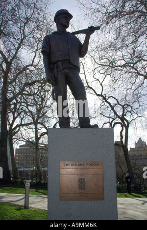 The Building Worker statue commemorating lives of workers who have died on building construction sites Tower Hill London UK sculpture by Alan Wilson Stock Photo