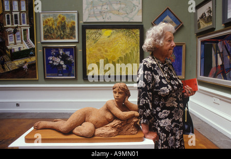 Looking at art Uk. Royal Academy annual summer show art exhibition Burlington House London 1984, 1980s HOMER SYKES Stock Photo