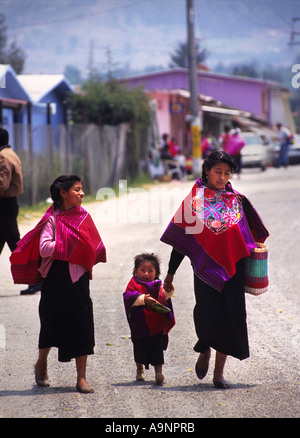 A ZINACANTAN MAYAN INDIAN FAMILY IN SAN LORENZO ZINACANTAN CHIAPAS MEXICO Stock Photo