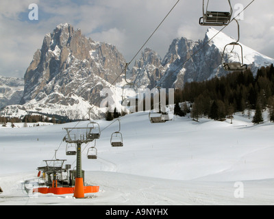 Skiing at the Alpe di Siusi / Seiseralm, chairlift and ski slope with view of Sassolungo mountain Stock Photo