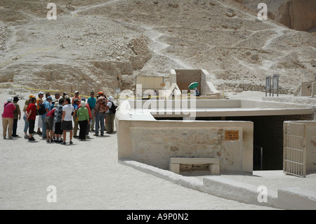 Tourist party at the entrance to Tutankamun tomb, Valley of the Kings, Egypt Stock Photo