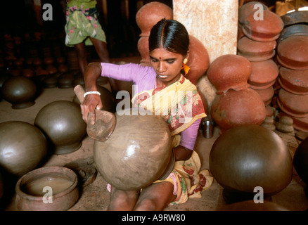 Village potter shaping a pot. Tamil Nadu, South India Stock Photo
