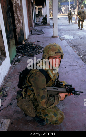 'EAST TIMOR SEPT/OCT 1999', AUSTRALIAN TROOPS MOVE THROUGH DILI IN AN ...