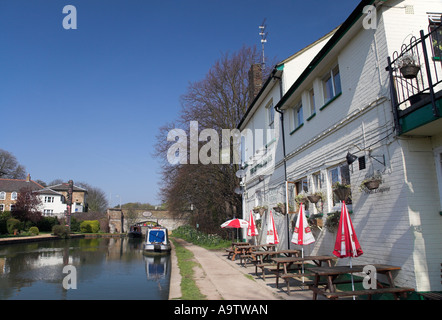 UK, England, Hertfordshire, Berkhamsted, The Grand Union Canal and 'The Crystal Palace' Pub Stock Photo