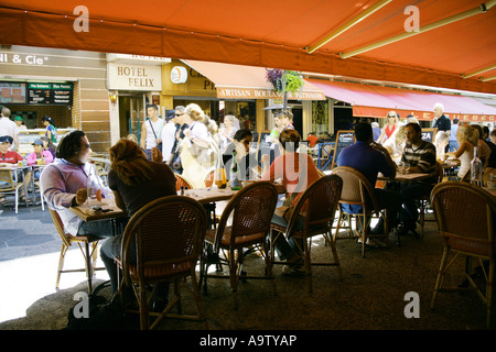 Patrons eating on the terrace of La Pizza, arguably the best Pizza restaurant on the Cote d'azur, Nice France Stock Photo