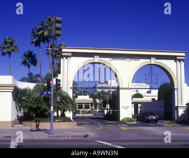 ENTRANCE GATE PARAMOUNT PICTURES MELROSE AVENUE HOLLYWOOD LOS ANGELES CALIFORNIA USA Stock Photo