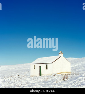 Whitewashed hut in a snow covered landscape; Hartside, at about 580m, north Pennines, near Alston, Cumbria, England, UK. Stock Photo