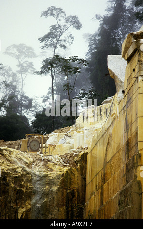 Espirito Santo, Brazil. Cachoeiro Marble quarry with diamond wire machine; owned by Marbrasa. Stock Photo