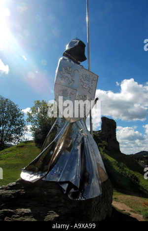 Llywelyn Ap Gruffydd Fychan memorial designed by Toby and Gideon Petersen stands beside ruins of Llandovery Castle Stock Photo