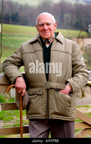 Jim Fern, known as Little Jim in Cider with Rosie by Laurie Lee sitting on a bench in Slad, Gloucestershire Stock Photo