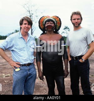Pavuru village, Brazil. Sting with Larry Cox and Chief Raoni of the Megranoti-Kayapo; Xingu Indigenous area, Nov 1990. Stock Photo