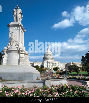 Western view of the US Capitol Building from Peace Circle with the Peace Monument in the foreground , Washington DC, USA Stock Photo