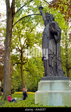 Paris FRANCE, Urban Parks 'Young Woman' Reading in Front of 'Statue of Liberty' in the 'Jardin de Luxembourg' urban art, Luxembourg Gardens Stock Photo