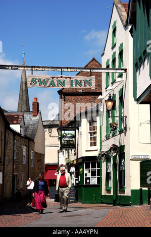 Swan Inn and Union Street, Stroud, Gloucestershire, England, UK Stock Photo