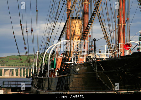 tay bridge behind RRS Discovery wooden three-masted ship berthed dundee scotland uk gb Stock Photo