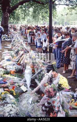 The Mall London members of the public placing and viewing floral tributes upon death of Princess Diana Stock Photo