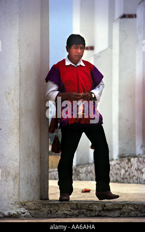 A TRADITIONALLY DRESSED ZINACANTAN MAYAN INDIAN MAN IN SAN LORENZO ZINACANTAN CHIAPAS MEXICO Stock Photo