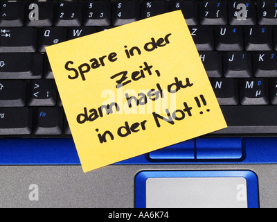 memo note on notebook, Spare in der Zeit dann hast du in der Not save money Stock Photo