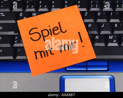 memo note on notebook, Spiel mit mir play with me Stock Photo