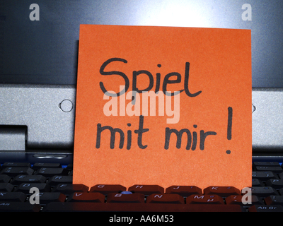 memo note on notebook Spiel mit mir play with me Stock Photo