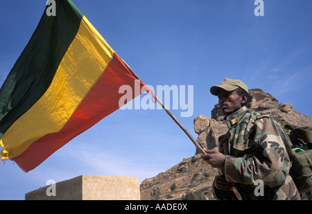 Ethiopian soldier with Ethiopian flag on land in dispute between Ethiopia and Eritrea Stock Photo