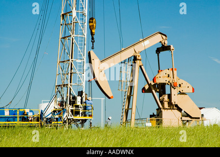 a work-over rig servicing an oil pump in the texas panhandle spring 2007 Stock Photo