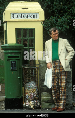 Retro Golf Trousers. Ireland, man wearing green colour co ordinating with the telephone letter box Knock Southern Ireland Eire 1979, 1970s HOMER SYKES Stock Photo