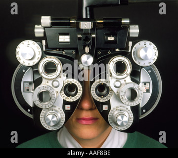 Eye test optician, vision, vision screening, Augentest beim Optiker, Sehen, Sehtest, eye specialist investigation dioptrisch