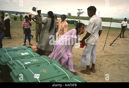 Images from the aftermath of the boxing day tsunami in Sri Lanka on the Indian Ocean, 2004 Stock Photo