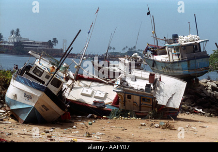 Images from the aftermath of the boxing day tsunami in Sri Lanka on the Indian Ocean, 2004 Stock Photo