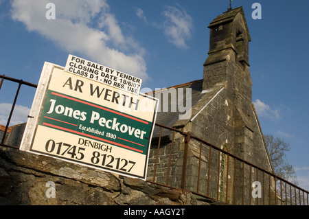 Church chapel for sale  Llanuwchllyn village near Bala Gwynedd snowdonia national park north wales. Sign in welsh and english Stock Photo