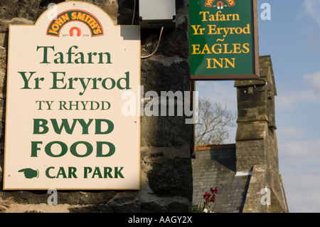 The Eagle Tavern / Tafarn yr Eryrod pub Llanuwchllyn near Bala Gwynedd north wales UK Stock Photo