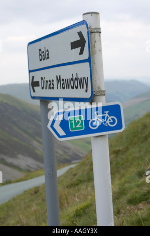 Road sign to Bala and Dinas Mawddwy and Cycle route 12. Bwlch y Groes between Llanuwchllyn and Dinas Mawddwy Gwynedd north wales Stock Photo