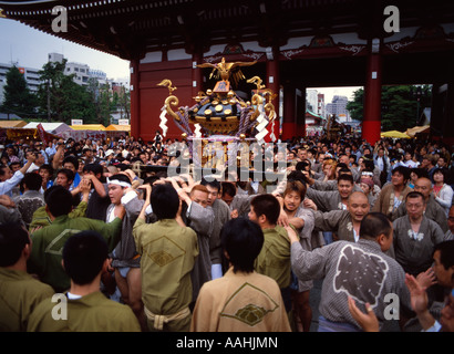 Carrying the portable shrine ( mikoshi ) at Tokyo's Sanja Matsuri held at Senso-ji Temple (Asakusa Kannon ) Stock Photo