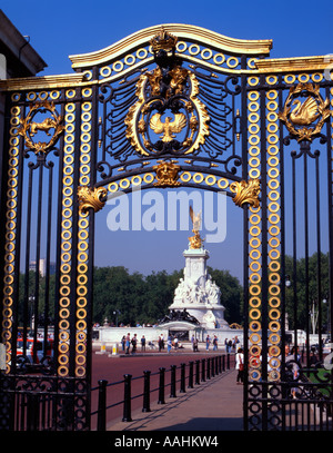 Intricate gilded gateway with a view of the Queen Victoria memorial outside Buckingham Palace, London, England Stock Photo