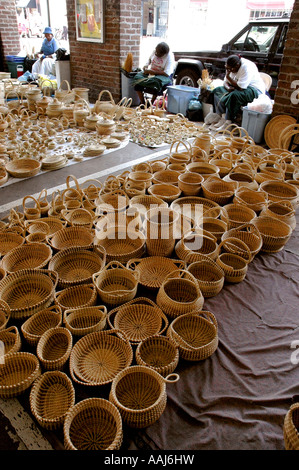 Weaving Sweet grass baskets in Old City Market Charleston, South Carolina Stock Photo