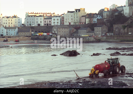 Contractors clean Tenby beach after tanker Sea Empress ran aground on rocks near Milford Haven spilling 72000 tonnes of oil Stock Photo