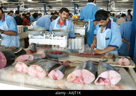 filleting fish at busy fish market deira dubai Stock Photo