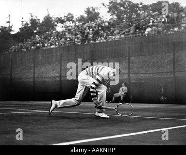 1920s CHAMPION TENNIS PLAYER BILL TILDEN IN ACTION ON THE COURT Stock Photo