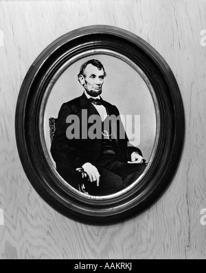 PORTRAIT OF PRESIDENT ABRAHAM LINCOLN SEATED TAKEN BY MATTHEW BRADY IN 1864 IN BLACK OVAL WOOD PICTURE FRAME Stock Photo